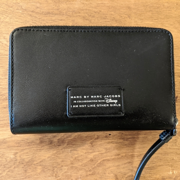 Marc Jacobs Disney Alice in Wonderland Wristlet - Picture 3 of 16